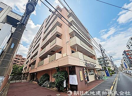 重厚感と洗練されたデザインが調和した、上品で存在感のあるマンション外観です。