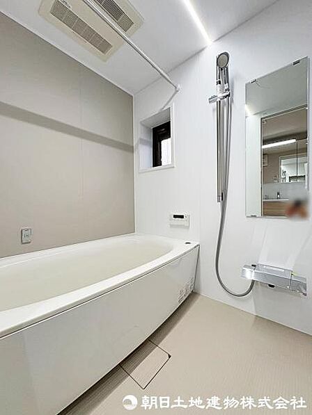 ゆったり寛げる広さのバスルーム。保温浴槽や掃除のしやすい床材。浴室乾燥機など嬉しい機能が充実の仕様です。