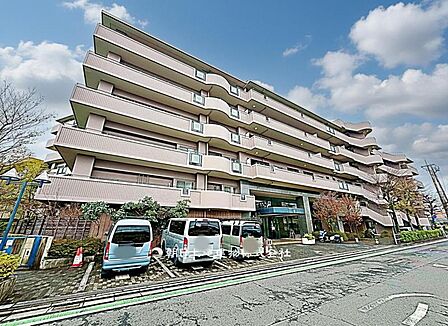 シャープなデザインが印象的な洗練の住まいです