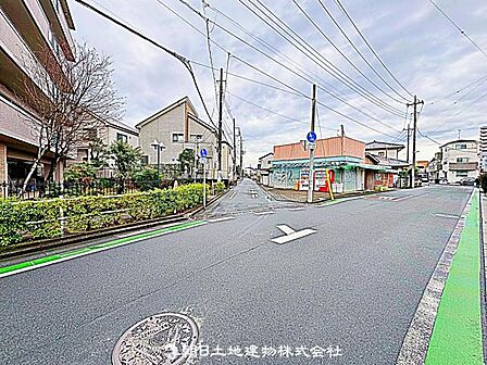閑静な住宅地の前面道路です。車の通りも少ないのでお子様がいても安心ですね。