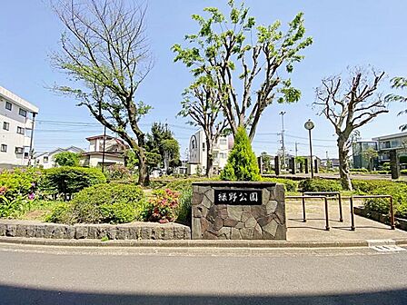 敷地の脇に公園があります