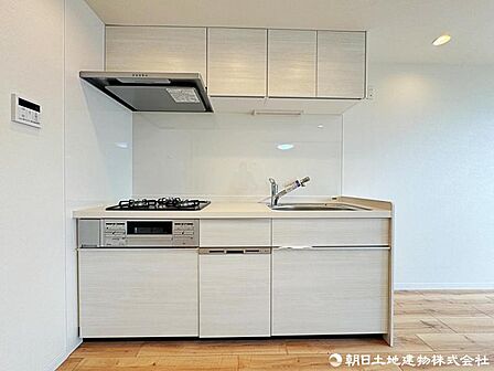 【キッチン】使い勝手の良いシステムキッチンです。調理スペースが確保されており、収納も充実した毎日の料理がしやすい設計です。