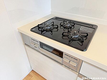 3口コンロ付きのキッチンです。複数の料理を同時に調理でき、忙しい家事や日常の料理を効率よく行える設備です。
