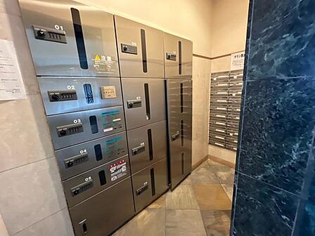 マンションエントランスには宅配ボックスを完備し、不在時でも荷物を受け取れる便利さが魅力。忙しい毎日をサポートする、安心で快適な住まいの設備です。