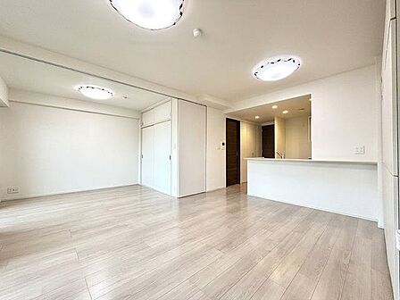 ご家族が集う広々としたリビングダイニング。バルコニーへ続く大きめの窓から自然光が入り開放感たっぷり。通風・採光に優れた居心地の良いお部屋。(CG加工で家具等を消しています)