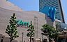 周辺：【京急百貨店ウィング上大岡】徒歩13分（約980m）。駅直結の大型商業施設。ファッションや雑貨、デパ地下グルメまで多彩な店舗が揃っており、日常のお買い物から休日のお出かけまで幅広く便利に活用できます。