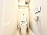 トイレ：温水洗浄機能のついたシャワートイレです。トイレ内は収納があるため、トイレットペーパー、掃除用品、サニタリー用品などを隠して収納でき、空間がすっきりと保たれます。