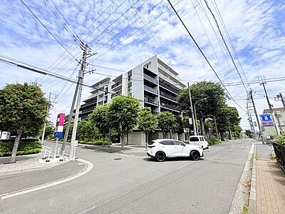 外観:【外観】8階建の5階部分にふさわしい存在感をスマートに放つ、スタイリッシュな外観デザイン。周囲の街並みとクリーンに調和し、洗練されたレジデンスライフを確実に表現します。 外観:【外観】8階建の5階部分にふさわしい存在感をスマートに放つ、スタイリッシュな外観デザイン。周囲の街並みとクリーンに調和し、洗練されたレジデンスライフを確実に表現します。