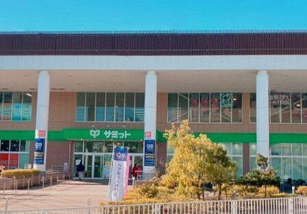 サミット横浜岡野店まで徒歩38分（3040m）。豊富な品揃えが魅力の大型スーパー。少し足を延ばしてこだわり食材を探すなど、おうち時間を大切にしたいご家族の食卓をスマートにより豊かに演出。