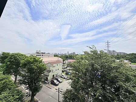 【眺望】8階建の5階部分から広がる、開放感あふれる心地よい眺望シーン。仕事や育児に多忙な日々の疲れを優しく癒やし、ご家族の穏やかなリフレッシュ時間を確実に実現します。