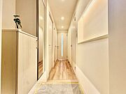 リビングに続く廊下です。奥に広がる空間と明るい室内を感じられます♪建具はハイドア採用でスッキリとした佇まいが空間に高級感や洗練された印象を与えています。