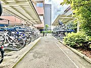 敷地内に屋根付きの駐輪場があるので悪天候でも安心です、住居者専用なので防犯面も安心してご利用いただけます。空き状況はお気軽にご確認ください。