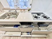 【キッチン】機能性とデザイン性を兼ね備えた、使い勝手の良い空間。作業スペースをゆったり確保し、調理や配膳もスムーズに行えます。収納も充実しており、調理器具や食器、ストック品までしっかり整理整頓。
