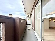 【バルコニー】2部屋に面するバルコニーはワイドが広いので洗濯物も充分干せます。日当たりもいいのですぐに乾きそう♪お日様の匂いをたくさん含んだお布団で寝るのは気持ちがいいですよね！