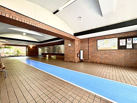 【エントランス】住まいの第一印象を彩る上質な空間。ゆとりある設計と洗練されたデザインが、訪れる人をやさしく迎え入れます。共用部分も丁寧に管理されており、清潔感のある落ち着いた雰囲気を保っています。