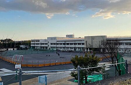 横浜市立秋葉中学校 徒歩12分。 960m