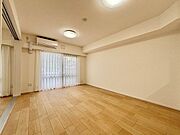 【室内】お子様のお部屋や寝室としても使いやすい洋室。フローリング仕様のためお掃除も簡単で、清潔感のある住空間を保てます。収納と組み合わせれば、すっきりとした暮らしが実現できます。