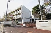 横浜市立錦台中学校 徒歩5分。生活ルールや補習制度が充実し、生徒一人ひとりに寄り添った教育が魅力です。この環境で、学びや部活動に前向きに取り組める安心な通学立地です。 360m