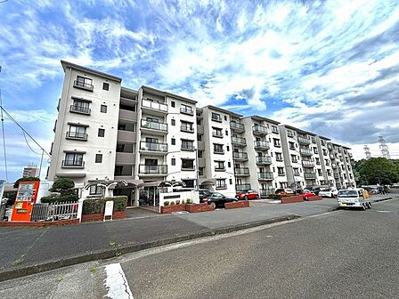 周辺は閑静な住宅街となっており、緑豊かな環境と住みやすさが調和した外観です。整備された歩道が続き、小さなお子様がいるご家庭でも安心。日当たりや風通しの良さも、ぜひ現地にてお確かめください。