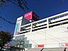 周辺：イオン駒岡店 徒歩9分。食料品や日用品、衣料品がそろいます。24時間営業のため、早朝や深夜でもいつでも買い物ができます。駐車場もあり、車でのアクセスにも便利です。 690m