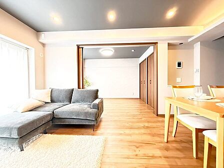 【リビング】天井にはアクセントクロスを使用し、空間に広がりと奥行きを感じられるのが魅力です。ぜひ実際にこの空間に立ち、開放感や居心地のよさを確かめてください