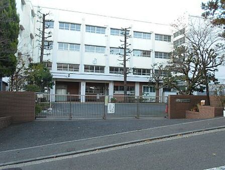 横浜市立青葉台中学校 徒歩11分。生活ルールや補習制度が充実し、生徒一人ひとりに寄り添った教育が魅力です。この環境で、学びや部活動に前向きに取り組める安心な通学立地です。 880m