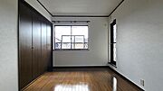 【2階洋室6帖】2階真ん中の洋室です。こちらからもバルコニーへ出られます