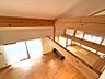 リビング/ダイニング：吹き抜けから光が差し込む、開放感あふれるリビング。小屋裏収納から、リビングをみることもできます。