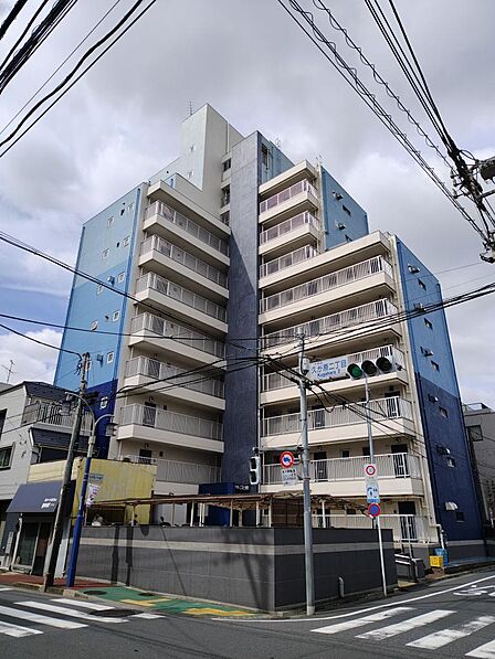 どーんと、11階建てのマンションなので存在感が違います。