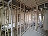 室内：8/23現場状況です。配管、配線の取り回しと間仕切り壁の下地組が進行中です。