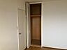 洋室：半間ほどのクローゼットがあります。