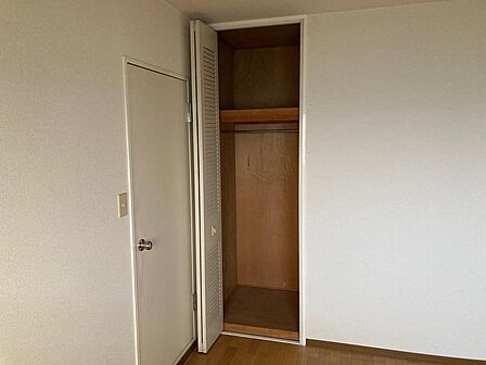 半間ほどのクローゼットがあります。