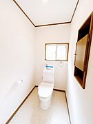 【リフォーム済】トイレは温水洗浄機能付きに新品交換しました。キズや汚れが付きにくい加工が施してあるのでお手入れが簡単です。直接肌に触れるトイレは新品が嬉しいですよね。