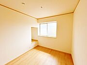 【リフォーム済】2階西側洋室です。フロアの張替え、クロスの張替えを行いました。