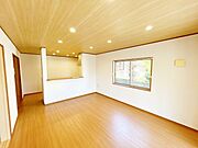 【現況】リビングを別角度から撮影しました。