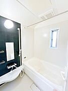 【現況】浴室は足を伸ばせる1坪サイズの広々とした浴槽で、1日の疲れをゆっくり癒すことができますよ。