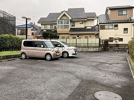 広い敷地内にあって車の駐移動もしやすい駐車場