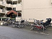前面道路沿いにあって便利な駐輪スペース