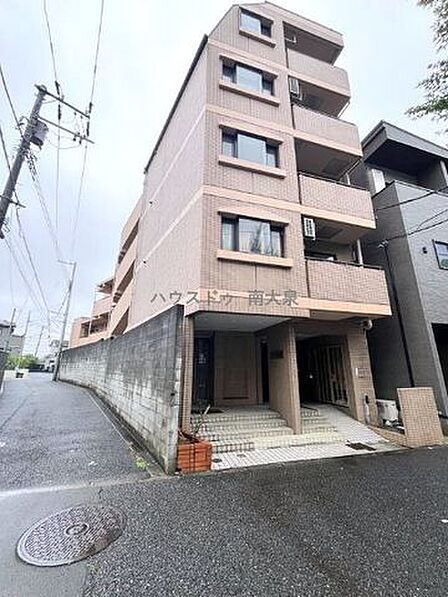 ●前面道路南西側から見たマンション外観