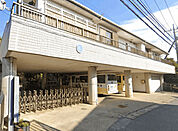 幼稚園、保育園「めばえ幼稚園まで637m」