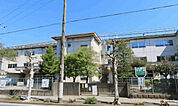 小学校「柏市立松葉第二小学校まで742m」