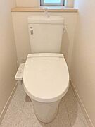 【1階トイレ】ホワイトカラーで統一された、清潔感があるトイレです。1階、2階にトイレがあるので、混み合う時間も安心ですね。※実際の写真から家具消しの加工を行っております。