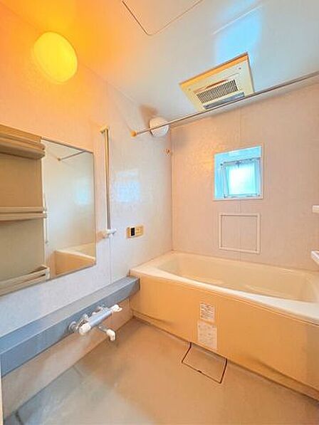 広々とした浴室で、1日の疲れもしっかり癒すことができそうですね。窓がついているので換気もバッチリです!