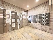 【宅配BOX】建物内にポストがございます！天候が悪い日でも外に出ることなく郵便物が受け取れるのが良いですね！