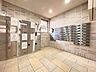 設備：【宅配BOX】建物内にポストがございます！天候が悪い日でも外に出ることなく郵便物が受け取れるのが良いですね！