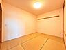 和室：リビングに隣接する和室は、引き戸で仕切られ独立した一室としても使えますし、仕切りを開ければリビングと一体化！広々空間としてお使いいただけます♪