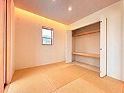 リビングとつながる畳敷きのお部屋は、ちょっと疲れた時にお昼寝出来るのも嬉しいですね！※実際の写真から家具消しの加工を行っております。