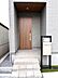 玄関：屋根付きで雨の日も扉の開け閉めの際に濡れにくいです！鍵を探している間にびしょ濡れなんてこともないですね♪