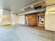 エントランスの扉はオートロック付きのため、居住者以外は簡単には入ることができません！セキュリティ面も安心ですね♪