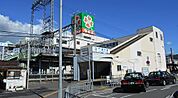 近鉄河内国分駅まで徒歩約12分(800m)。こちらも一本道です。